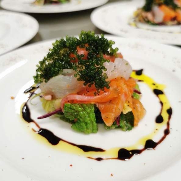 Sur un mesclun de choux, saumon et cabillaud marinés